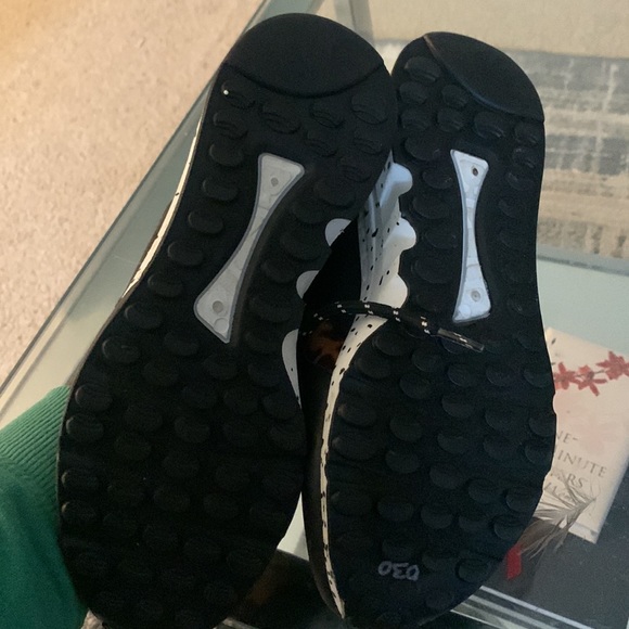 Leopard print and neon sneakers - Picture 2 of 6